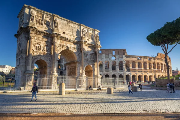 日の出 イタリア ローマのコロシアムとコンスタンティヌスのでローマ イタリア 2019 — ストック写真