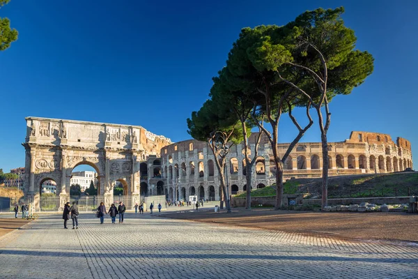 Rome Italy January 2019 People Arch Constantine Colosseum Rome Sunrise — Stock Photo, Image