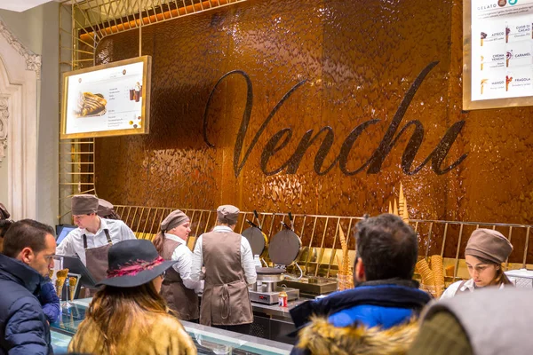 ローマ イタリア 2019 店の人々 Venchi 甘い流れるローマの壁にチョコレート Venchi 世界中でイタリア グルメ チョコレート — ストック写真