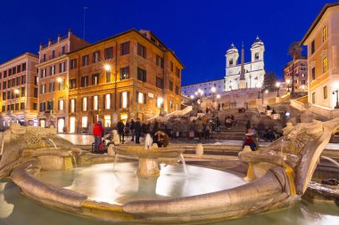 Piazza di Spagna Meydanı ve Roma'daki İspanyol Merdivenleri Çeşmede gece, İtalya