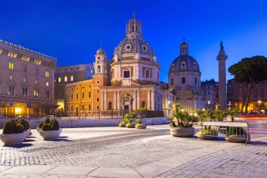 Roma 'daki Piazza Venezia' nın mimarisi geceleyin, İtalya