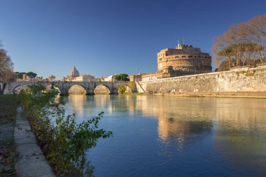 Roma, İtalya 'daki Tiber nehri üzerindeki Saint Angel Kalesi' ne giden köprü.
