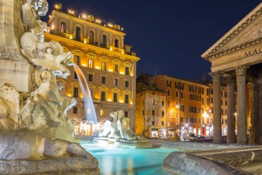 Gece, İtalya Roma'da Pantheon Tapınağı'nda çeşme