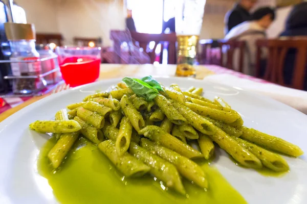 Penne Tészta Pesto Szósszal Tányéron Olasz Étel — Stock Fotó