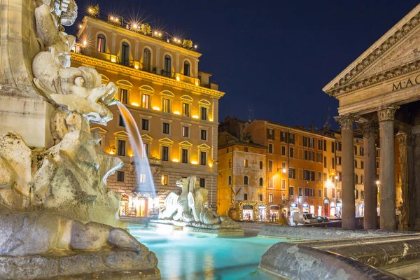 Gece, İtalya Roma'da Pantheon Tapınağı'nda çeşme