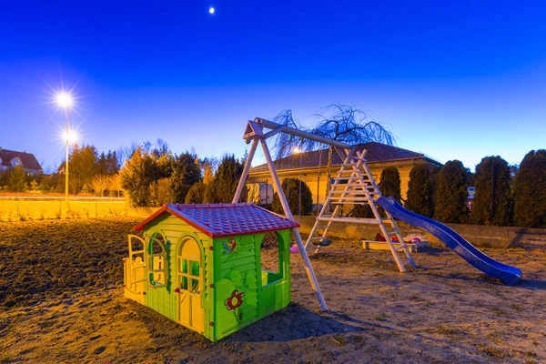 Parque Infantil Con Columpios Jardín Por Noche Polonia — Foto de Stock