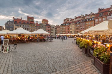 Warsaw, Polonya - 5 Eylül 2018: Gün batımında, Polonya Varşova şehir eski şehirde mimarisi. Başkenti ve en büyük şehri Polonya'nın Varşova olduğunu.