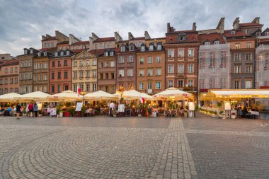 Warsaw, Polonya - 5 Eylül 2018: Gün batımında, Polonya Varşova şehir eski şehirde mimarisi. Başkenti ve en büyük şehri Polonya'nın Varşova olduğunu.