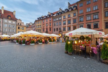 Varşova, Polonya - 5 Eylül 2018: Mimari alacakaranlıkta, Polonya Varşova şehir tarihi kentin. Başkenti ve en büyük şehri Polonya'nın Varşova olduğunu.