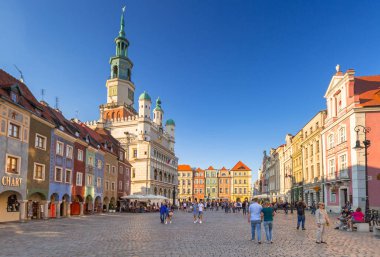 Poznan, Polonya - 8 Eylül 2018: Ana kare Poznan, Polonya mimarisi. Poznan bir şehirdir Warta Nehri Batı merkezi Polonya