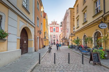 Poznan, Polonya - 8 Eylül 2018: Ana kare Poznan, Polonya mimarisi. Poznan bir şehirdir Warta Nehri Batı merkezi Polonya
