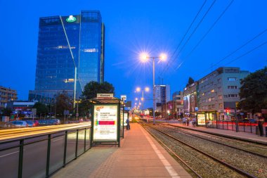Gdansk, Polonya - 11 Ağustos 2017: Grunwaldzka Avenue Gdansk, trafik ışıkları günbatımı, Polonya. Tri-şehir ana ulaşım arter Grunwaldzka Avenue olduğunu.