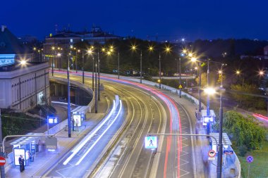 Varşova, Polonya - 5 Eylül 2018: trafik ışıkları gece, Polonya Varşova şehir sokak. Başkenti ve en büyük şehri Polonya'nın Varşova olduğunu.