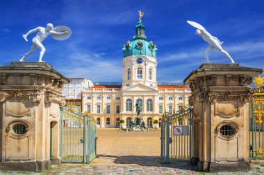 Berlin, Almanya 'daki Charlottenburg sarayına kapı