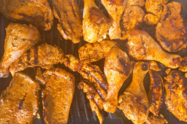 Barbekü ızgara üzerinde tavuk ve domuz eti çeşitli et