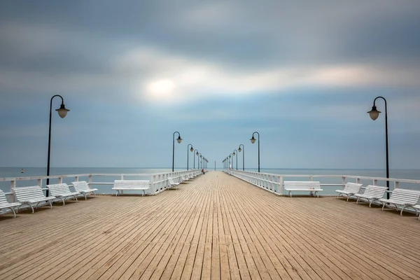 夜明けにグディニャ Orlowo にある木造桟橋 ポーランド — ストック写真