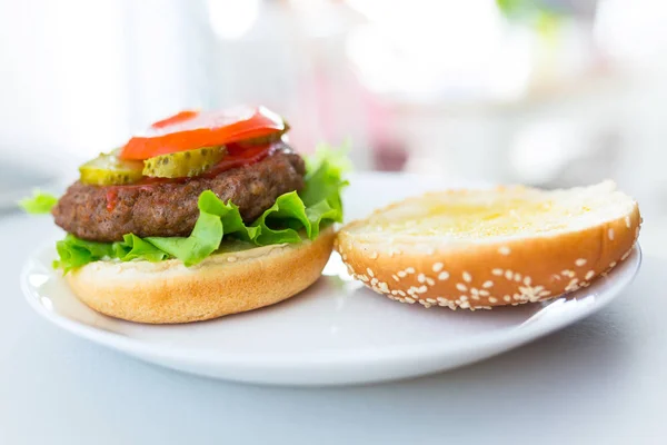 Domowy Hamburger Talerzu — Zdjęcie stockowe
