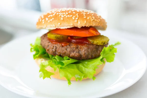Домашний Гамбургер Тарелке — стоковое фото
