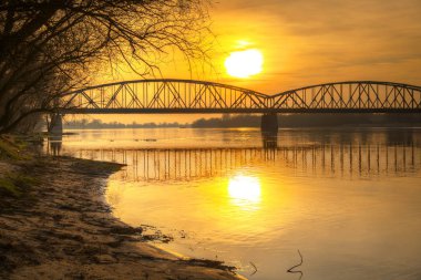 Torun, Polonya Vistula Nehri üzerinde inanılmaz günbatımı