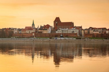 Torun, Polonya Vistula Nehri üzerinde inanılmaz günbatımı
