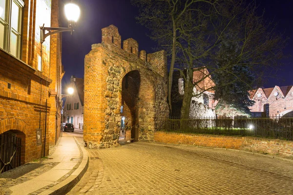 Ruins of the Teutonic knights castle in Torun at night, Poland — Stock Photo, Image