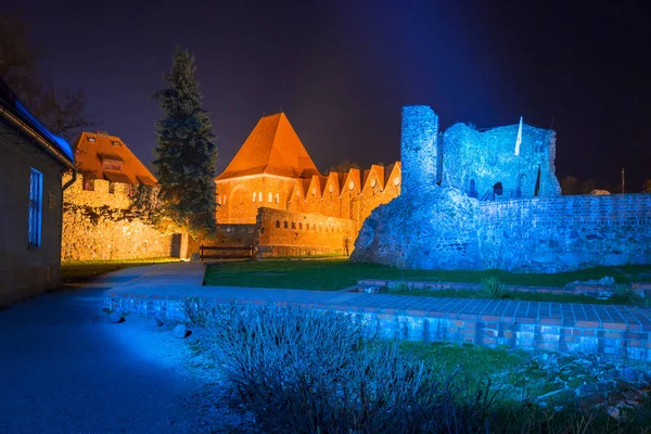 Ruínas do castelo dos cavaleiros teutônicos em Torun à noite, Polônia — Fotografia de Stock