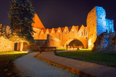 Gece torun 'daki Teutonik şövalyeler kalesinin harabeleri, Polonya