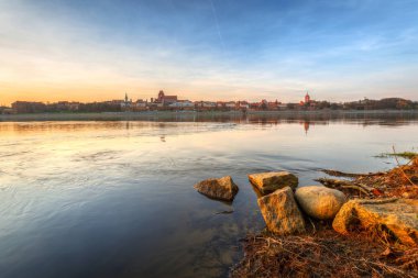 Torun, Polonya Vistula Nehri üzerinde inanılmaz günbatımı