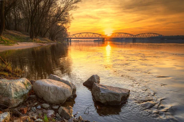 Úžasné slunce nad řekou Visula v Torunu, Polsko — Stock fotografie