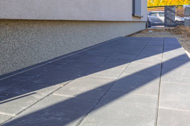 Ev yakın beton kaldırım blokları koydu