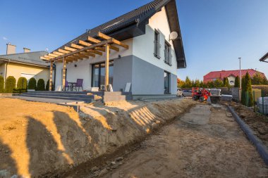 Ev yakın beton kaldırım blokları koydu