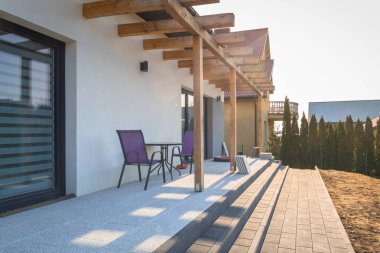 Taş basamaklara sahip güzel bahçe terası