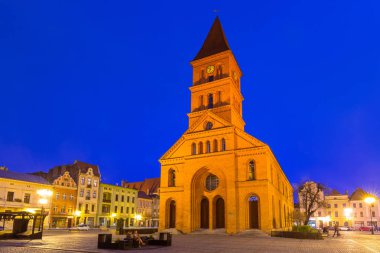 Torun, Polonya - 30 Mart 2019: Torun'daki eski şehrin mimarisi. Torun, Polonya'nın en eski şehirlerinden biridir ve astronom Nicolaus Copernicus'un doğum yeridir..
