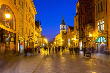 Torun, Polonya - 30 Mart 2019: Torun'daki eski şehrin mimarisi. Torun, Polonya'nın en eski şehirlerinden biridir ve astronom Nicolaus Copernicus'un doğum yeridir..