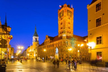 Torun, Polonya - 30 Mart 2019: Torun'daki eski şehrin mimarisi. Torun, Polonya'nın en eski şehirlerinden biridir ve astronom Nicolaus Copernicus'un doğum yeridir..