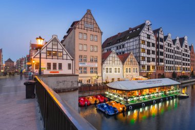 Gdansk, Polonya - 7 Nisan 2019: Motlawa river, Polonya'daki Gdansk eski kentinin mimarisi