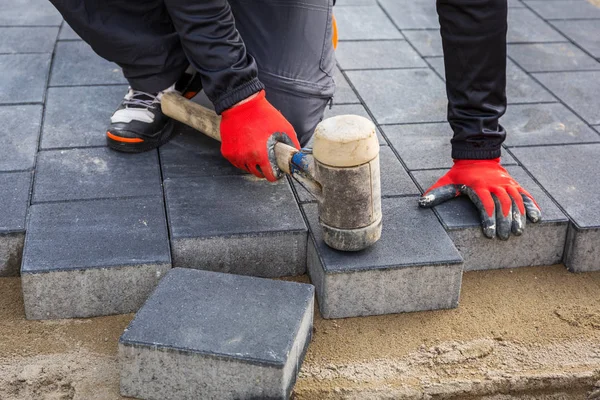 Hands Worker Installing Concrete Paver Blocks Rubber Hammer — Stock Photo, Image