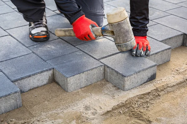 Mãos Trabalhador Instalando Blocos Paver Concreto Com Martelo Borracha — Fotografia de Stock