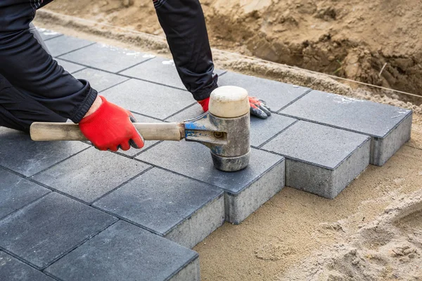 Manos Trabajador Instalando Bloques Pavimentadora Hormigón Con Martillo Goma — Foto de Stock