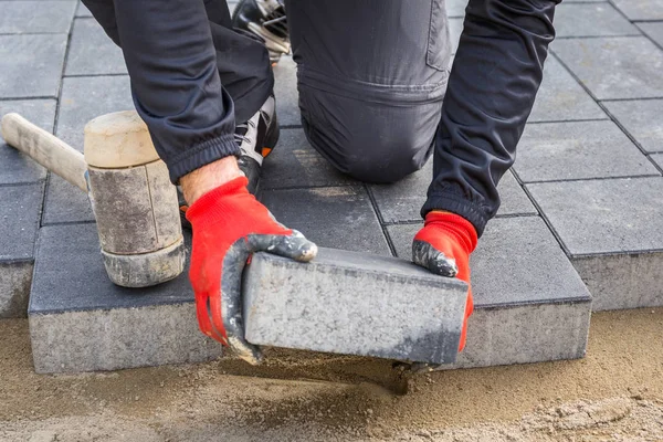 Hands Worker Installing Concrete Paver Blocks Rubber Hammer — Stock Photo, Image