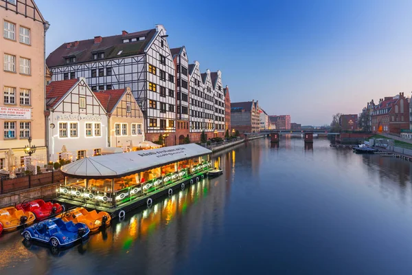 Gdansk, Polonya - 7 Nisan 2019: Motlawa river, Polonya'daki Gdansk eski kentinin mimarisi