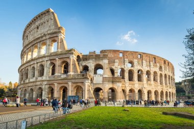 Roma, İtalya - 11 Ocak 2019: Roma'daki Kolezyum'da güneşli bir günde insanlar, İtalya