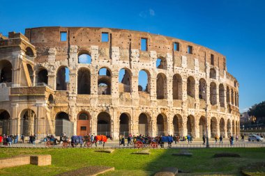 Roma, İtalya - 11 Ocak 2019: Roma'daki Kolezyum'da güneşli bir günde insanlar, İtalya