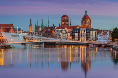 Gdansk, Polonya - 21 Haziran 2017: Gdansk ve podyum üzerinde Motlawa Nehri gün batımında, Polonya eski şehirde. Gdansk Lehçe Pomerania tarihsel başkentidir.