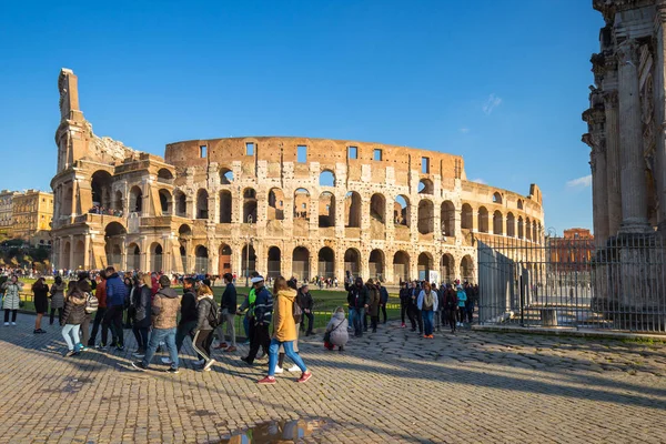 Рим Италия Января 2019 Года Люди Колизее Риме Солнечный День — стоковое фото