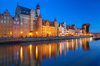 Gdansk eski şehir alacakaranlıkta Motlawa nehri yansıyan, Polonya.