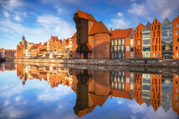Vieille ville de Gdansk reflétée dans la rivière Motlawa au lever du soleil, Po — Photo