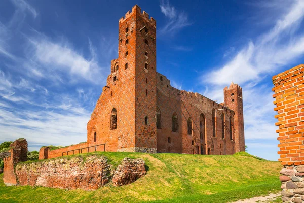 Ruínas do castelo medieval de tijolos em Rydzyn Chelminski, Polônia — Fotografia de Stock