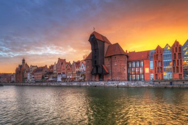 Gün batımında Motlawa nehri üzerinde tarihi Liman vinç ile Gdansk Eski şehir, Polonya.