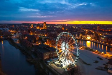 Işıklı dönme dolap ile Gdansk şehir üzerinde gün batımı, Polonya